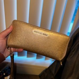 MICHAEL KORS
Shimmer Gold Leather Continental Wristlet